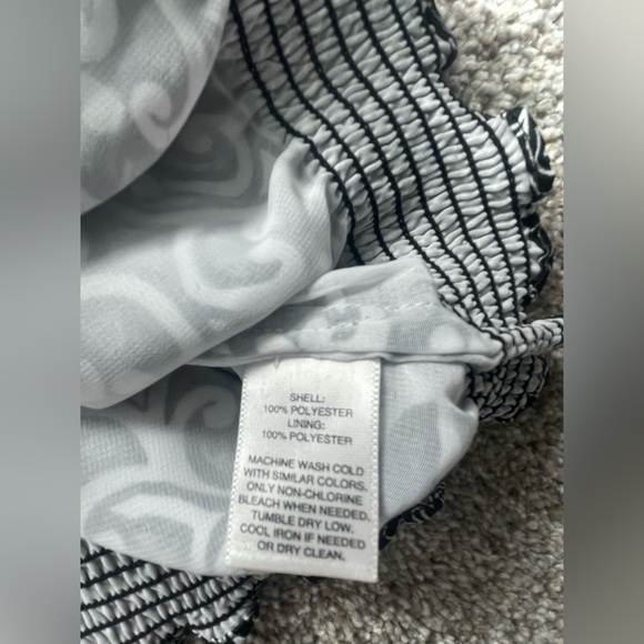 White House Black Market Black and White Patterned Blouse - Picture 4 of 10